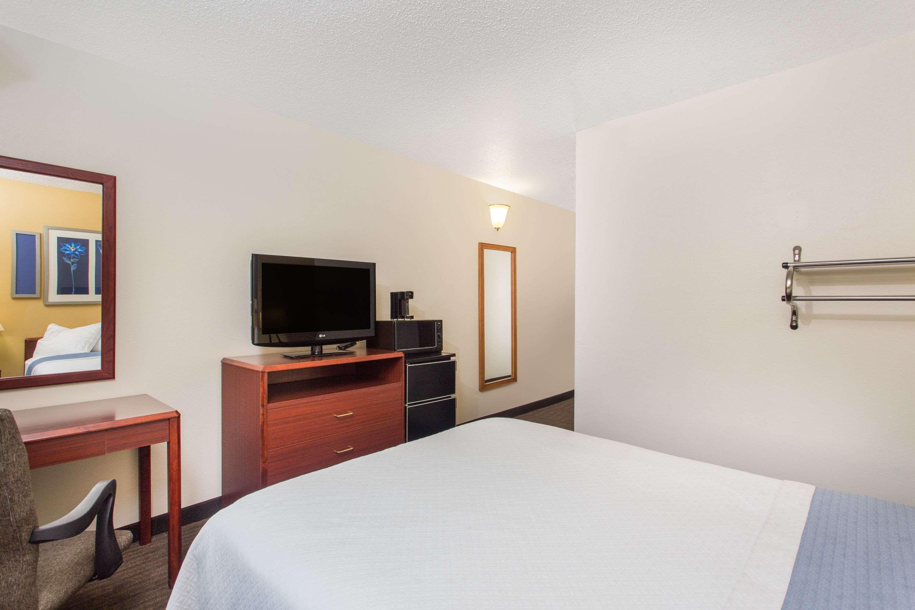 Days Inn By Wyndham Austin Exterior photo