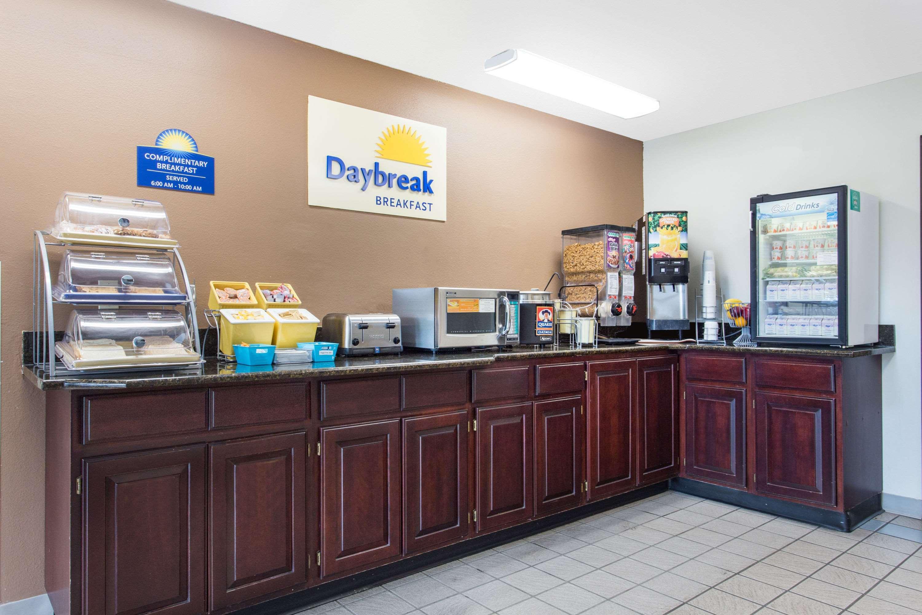 Days Inn By Wyndham Austin Exterior photo