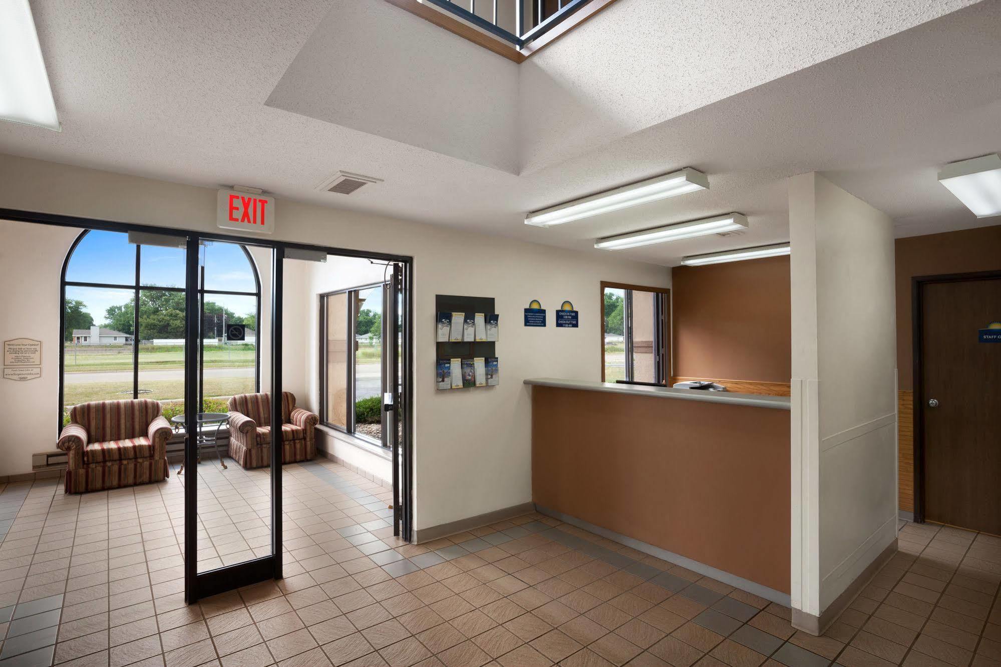 Days Inn By Wyndham Austin Exterior photo